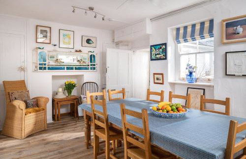 Beautiful family house with amazing sea views - Photo 19