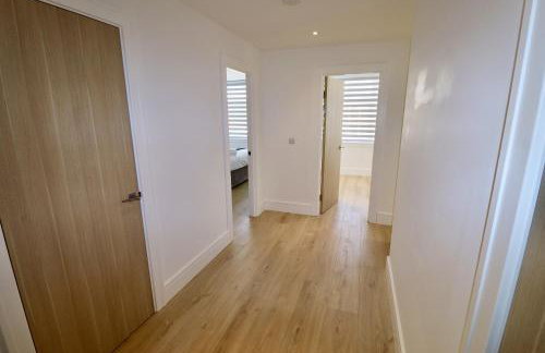 Chertsey Modern 2-Bed Flat with Ensuite, Parking & Ultra-Fast WiFi - Foto 12