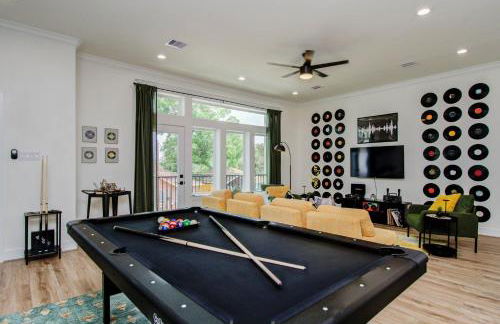 3bd-Rooftop Movie Theater-BBQ-Retro Music Theme-Downtown 8mins - Photo 1