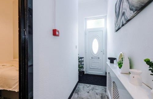 Spacious 5 bedroom house near Leeds City Centre sleeps 12 suits contractors with free parking - Foto 10