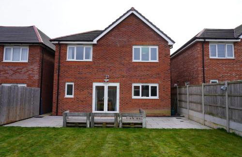 Rare find - new build 3 bedroom house near Cheshire Oaks - Photo 16