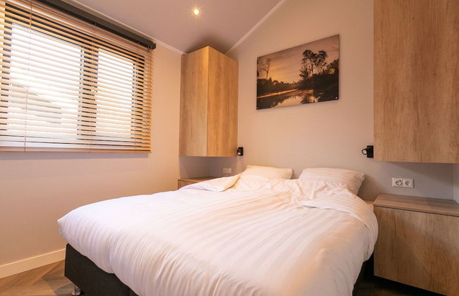 Luxury Lodge With Private Swimming Pool - Photo 3