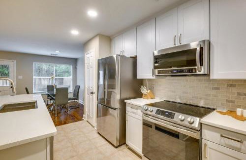 Modern Woodlands Townhome with Spacious Yard and Patio - Photo 10