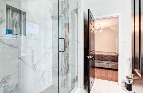 Luxurious Detroit Home - Walk to Golf and Park! - Photo 27