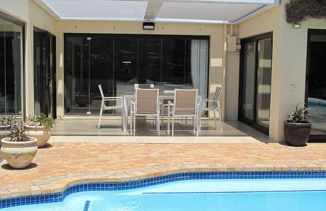 Stunning Cape Peninsula Holiday Villa With Pool - Photo 16