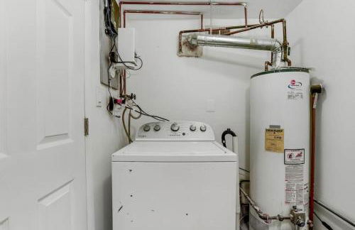 Beach house - 3BR Beach Gem - 30ft to Sand & Walk to Amusement Park - Foto 37