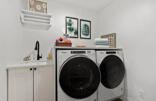 38-Acres of Luxury: 9BR, Indoor Pool, Gym, Near ND - Foto 56