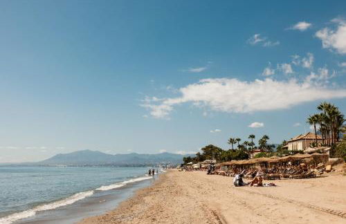 Modern beachside Penthouse with amazing sea views in Costabella, Marbella - Photo 30