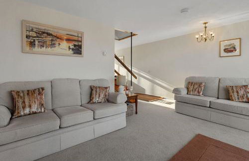 Baywatch Sea View Retreat - Photo 19