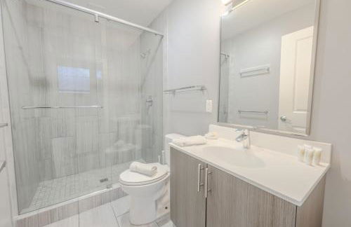 Lavishly Designed Home With Office Close to T - Photo 15