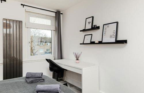 3 Bedroom House-Free Parking-by Holiday Homes - Foto 18