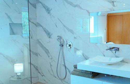 Beautiful 4-Bedroom Villa with Garden and Pool - Foto 19