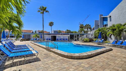 Sip, Sunbathe and Relax Poolside Madeira Beach Gem! - Foto 3