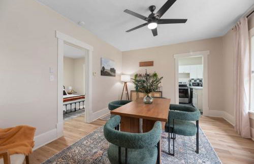 Beautiful 2 Bed 1 Bath home near College Hill - Photo 11