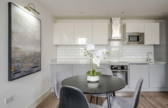 Luxurious 2 Bedroom Apartment With Free Parking - Photo 17