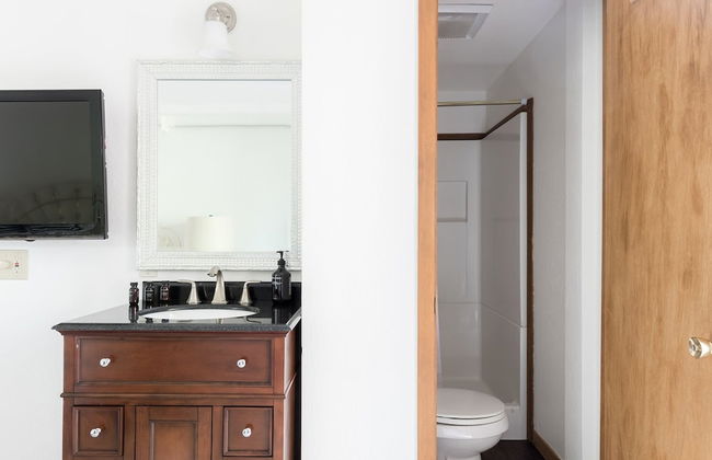 Wolfe by Avantstay 5mins Northstar w Hot Tub Fireplace 2 Private Decks - Photo 17