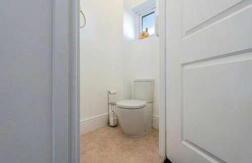 Family-Friendly 4-Bedroom House in Moston with Parking and Garden - Foto 2