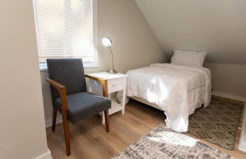 Updated & Comfy Bungalow with Parking Easy Access - Foto 20