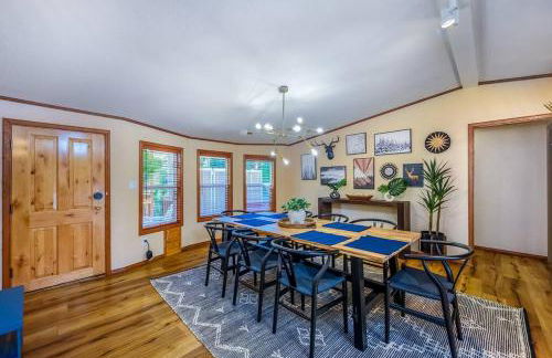 Riverfront Paradise w/ Hot Tub--Little River House - Foto 6