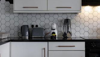 Flatzy - Prime City Apartment with Free Parking & Ping Pong Table - Foto 2, stove, toaster