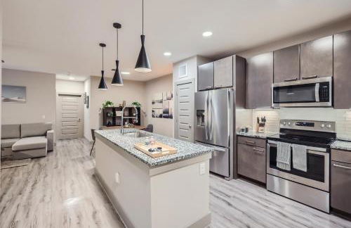 Cozy 1BR King Suite Close to Downtown w Fast Wifi - Photo 14