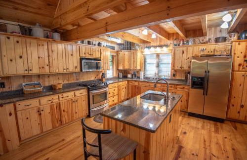 Blue Ridge Mountain Retreat - 30 acres to explore & VIEWS, Sleeps 15 - Foto 1