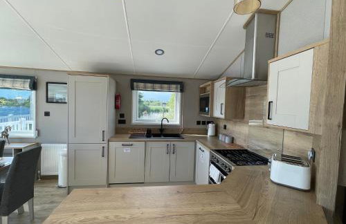 Chichester Lakeside Holiday Park Lakefront Lodge - Foto 21