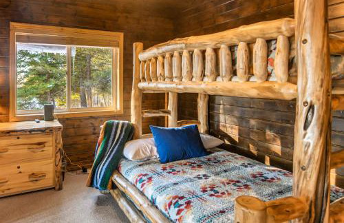 Wyoming Cabin with Hot Tub and Mountain-View Deck - Foto 23