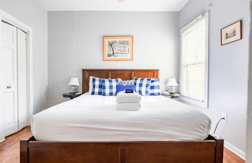 HISTORIC DOWNTOWN KING BED COTTAGE- PARKING and PATIO - Foto 24