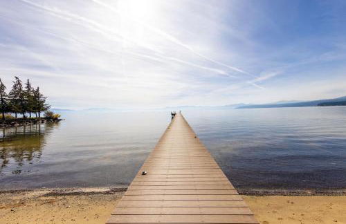 Sandy Cove on the North Shore -Lakeside Cottage with Pier Beach, and HOA Amenities - Foto 1