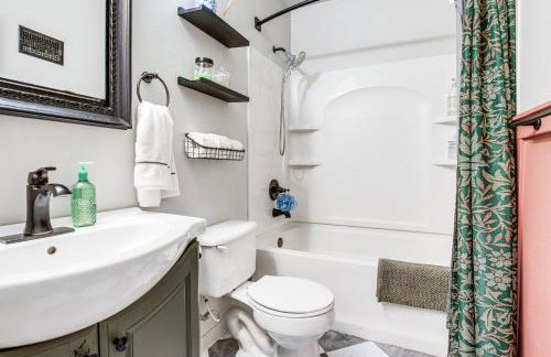 Updated and Charming! Waterloo Home with Patio - Foto 20