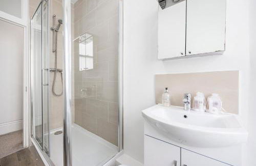 Leicester Square Apartment - Photo 12