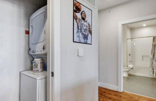 2BR Southtown Apartment FreeParking Wifi Pool Gym - Photo 23