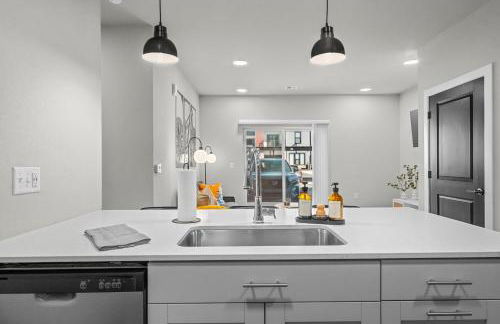 Luxe King Suite, Cozy Sectional, Gym, Pool, U of A - Photo 40