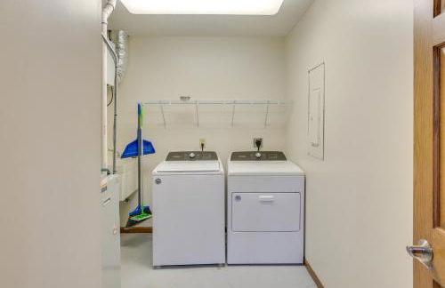 Spacious Lakefront Home with Spectacular Views! - Foto 19