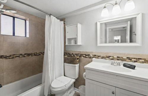 Polished oceanfront condo with pool access, private balcony & washer/dryer - Foto 7