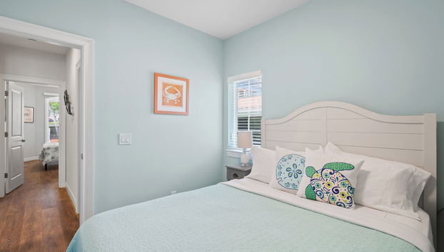 Sardinia Vacation Rental: Delightful Coastal Home near Vanderbilt Beach. Relax in a Private Pool and Spacious 4-BR Retreat with Modern Amenities. Ideal for Families. Minutes from Mercato and Local Attractions - Foto 5, Habitación