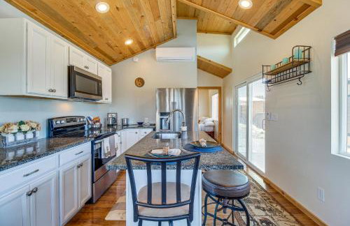 2 Mi to Rainbow Lake: Lovely Lakeside Tiny Home - Foto 8