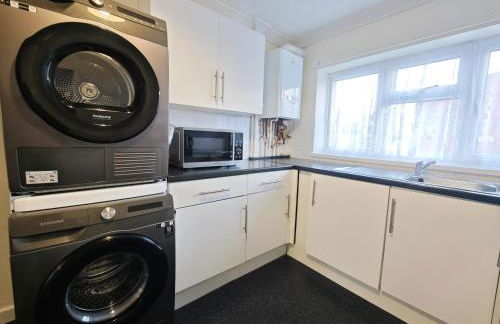 Spacious 3 Bedroom Home Ample Parking Near Shops - Photo 8