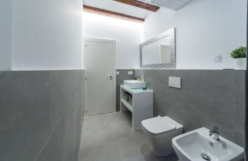 FLORIT FLATS - CATHEDRAL LUXURY TERRACE FLAT 2BR 2BA AC Wifi - Photo 28