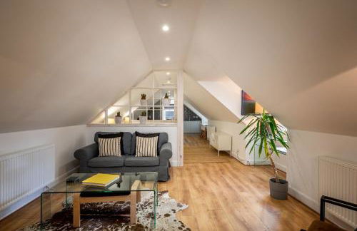 Modern and Stylish WoodHous - Photo 6