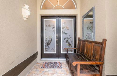 Elegant 4BR Pool Sanctuary - Ideal for Work or Play! - Foto 21