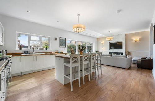 LONG TERM STAY SPECIAL OFFER AVAILABLE! 5-Bedroom Spacious, Stunning Design, Sociable Areas & Cosy House Near South Downs Park, Sleeps 11 with GAMES Room, PRIVATE PARKING and GARDEN - by Blue Puffin Stays - Foto 25