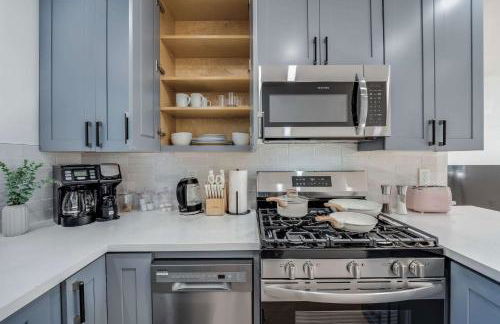 Brand New Apt w Parking Blocks from Downtown- D - Foto 12