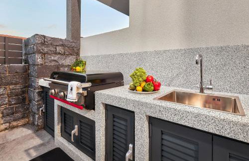 Grey Stones Villa with Heated Pool, by Estia - Foto 8