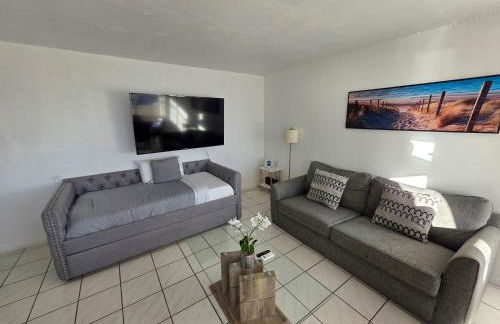 Bayfront Apartment Breathtaking Views- one bedroom w balcony- living room -Free Parking - Foto 28