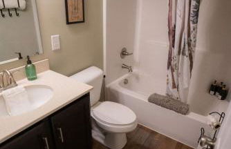 Modern 2 BD cabin with hot tub & Games & Central Loc - Foto 29