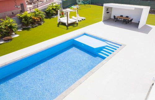 Independent villa with an immense heated pool! - Foto 1
