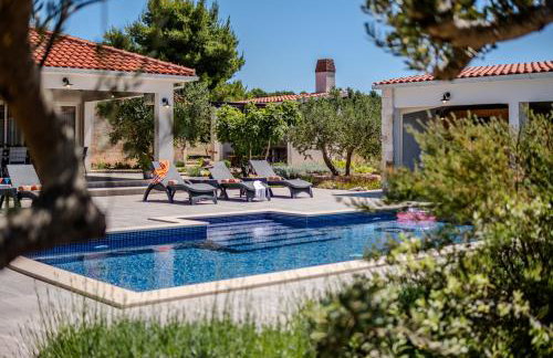 Luxury Villa Nature with heated private pool, sauna & fire pit, a short walk to the beach - Photo 6