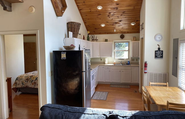 Gray's Place on Cosby Creek - 2 Bedrooms, 2 Baths, Sleeps 6 Home by RedAwning - Foto 4